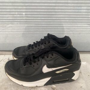 Nike HF6358-002 Boy’s Black and White Air Max Sneakers Size 4Y